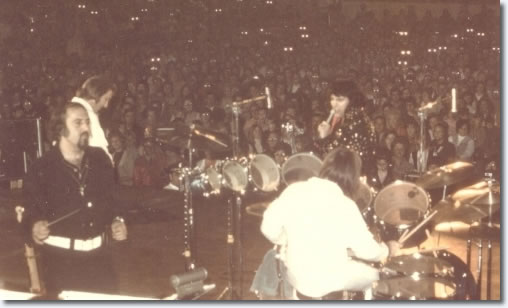 Elvis Presley & Joe Guercio on stage. You'll recognise James Burton and Ronnie Tutt - but the 'main man' in the picture is Maestro Joe Guercio. The picture was taken in Tuscaloosa, AL show on November 14, 1971.